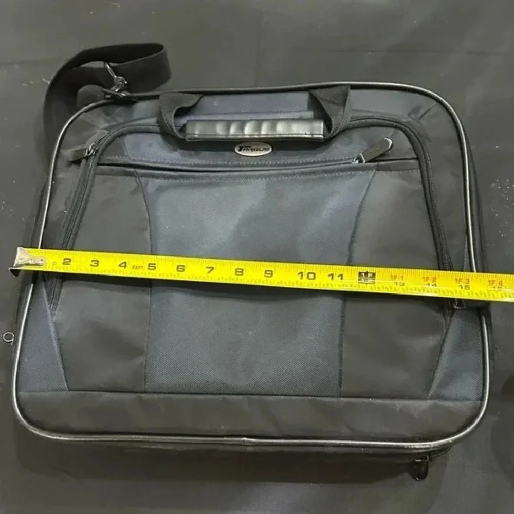 Targus CVR400 Laptop Carrying Case/Briefcase Gently Used Black and Gray